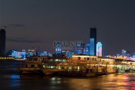武汉城市交通轮渡夜晚交通码头慢门摄影图配图高清摄影大图-千库网