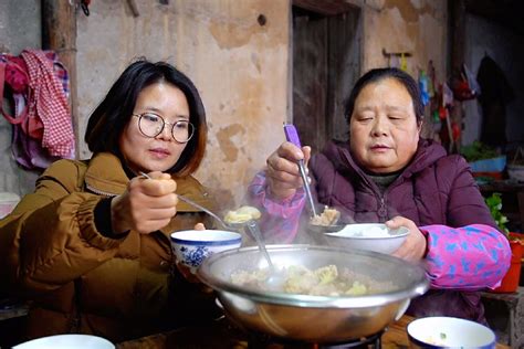 农村婆媳同住，下雪天婆婆晚饭只做一个菜，看婆婆让儿媳妇吃的啥_凤凰网视频_凤凰网