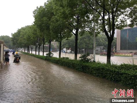 武汉遭遇罕见大暴雨 市区现“瀑布”|渍水|武汉市_凤凰娱乐