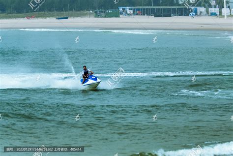 喷气式摩托艇跃出水面图片-参赛者驾驶着摩托艇冲出水面素材-高清图片-摄影照片-寻图免费打包下载