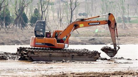 挖掘机挖土工作视频 挖土机在水中清理淤泥 儿童工程车视频