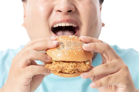 肥胖男士大口吃汉堡高清图片下载-正版图片501658926-摄图网