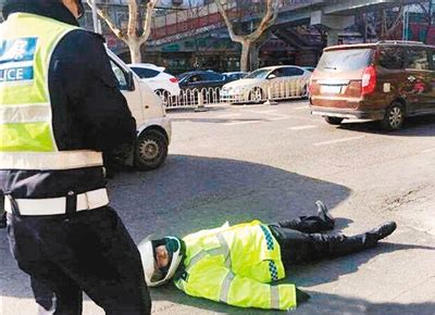 开车插队被阻止 女子踹伤交警_凤凰资讯