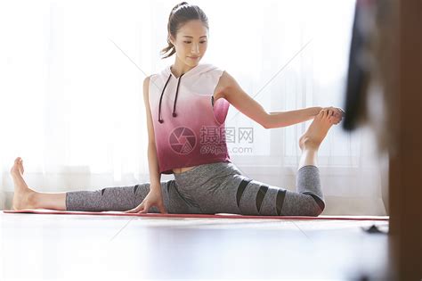 多脂适当健康在家做健身的妇女高清图片下载-正版图片502179077-摄图网