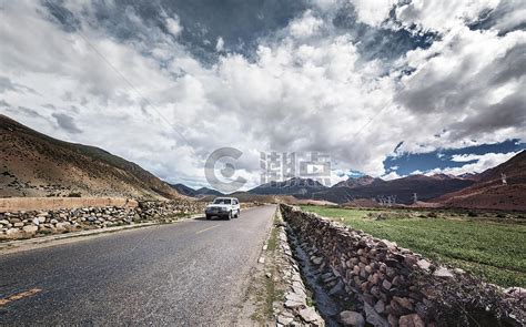 川藏线自驾游，西藏昌都八宿县318国道连续下坡看看路况 沙绕村的景观