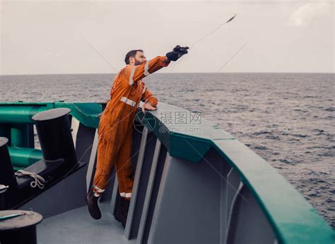 渔夫在一艘船上投掷钩钓金鱼海上捕鱼高清图片下载-正版图片507451384-摄图网