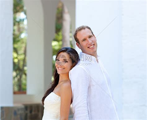 刚刚结婚的新娘夫妇在地中海妻子男人夫妻建筑成人传统套装女孩男性婚礼高清图片下载-正版图片321138457-摄图网