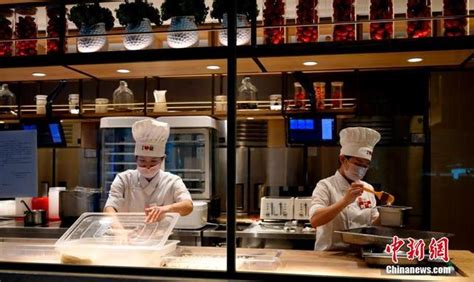 广州餐饮店逐步恢复堂食 民众前来“解馋”_新浪图片