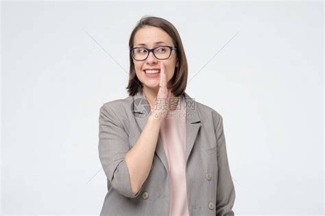 身戴眼镜和正式西装手盖飞蛾的有色人种女子向一个人透露秘密高清图片下载-正版图片506469283-摄图网
