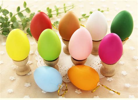 在调色半边盘上的彩色鸡蛋和母鸡装饰物高清图片下载-正版图片307170210-摄图网