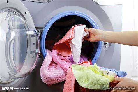 干洗店洗衣服的过程（一文带您体验衣服的洗衣之旅） – 碳资讯