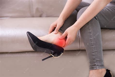 女性脚疼脚高跟鞋疼痛摄影图配图高清摄影大图-千库网