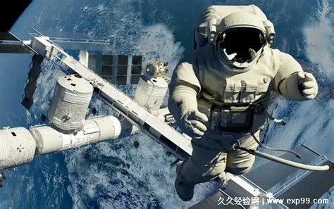 面对着月亮的宇航员图片-黑色背景下浮在太空的宇航员素材-高清图片-摄影照片-寻图免费打包下载