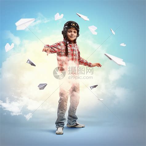戴着飞行员帽子的小男孩飞行员头盔里的小男孩的形象,背景纸飞机高清图片下载-正版图片300338785-摄图网