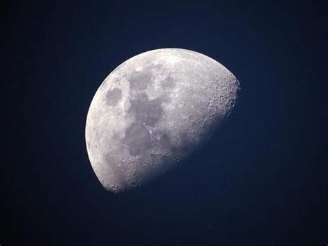 地球有引力为什么不能把月球吸引过来？这里告诉你答案|月球|地球|小球_新浪新闻