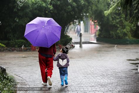 雨中打伞的母女,生活场景,人物百态,摄影,汇图网www.huitu.com