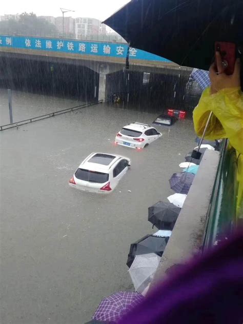北京暴雨“爽约” 上班族错峰出行缓解交通压力-中新网
