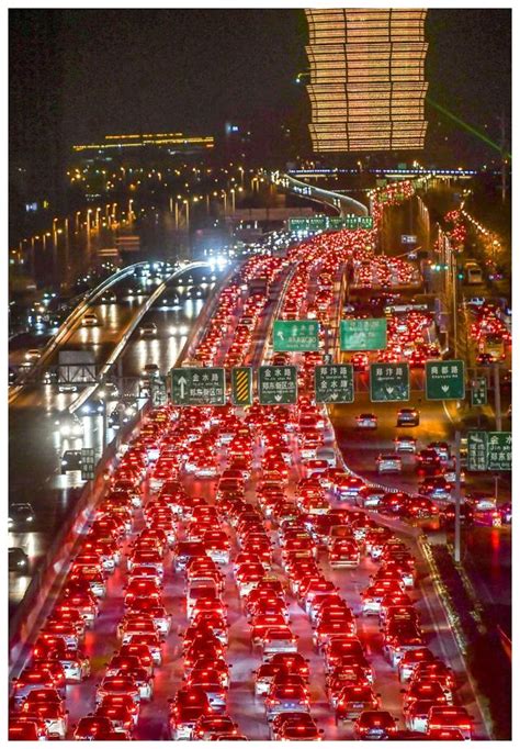 元旦夜中州大道再次严重堵车 红色尾灯铺满道路 公路变停车场|中州|堵车|尾灯_新浪新闻