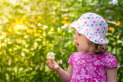 小女孩吃着大片成熟高清图片下载-正版图片507415634-摄图网