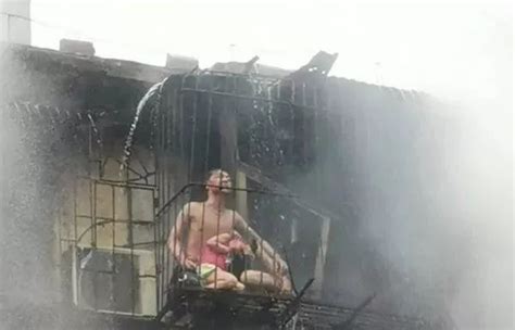 揪心！重庆一民房凌晨起火，小孩被困阳台防盗网高呼“救命” - 公众环保健康科普教育网