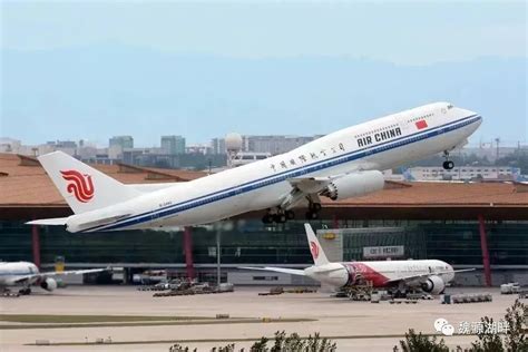 北京飞美航班6名华人乘客被赶下飞机 美航回应_凤凰网资讯_凤凰网