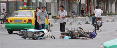 大货车右转与摩托车发生碰撞 造成一死一伤(图)_媒体推荐_新闻_齐鲁网