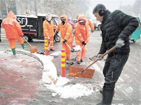 美国一男子用喷火器清除门前积雪-清理道路积雪的方法 - 见闻坊