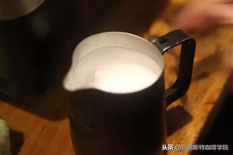拿铁咖啡和牛奶的比例多少 拿铁咖啡的做法及步骤介绍 中国咖啡网
