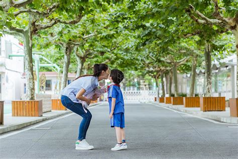 亲嘴小女孩动图图片