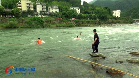 男子游泳被困急流中 消防官兵横渡急流救援-中国庆元网