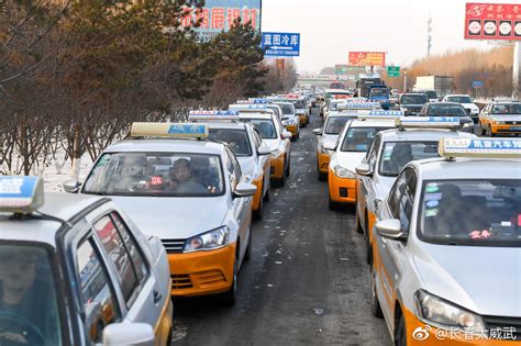 北京出租车记录着历史变迁：从单一色调到五颜六色|界面新闻 · JMedia