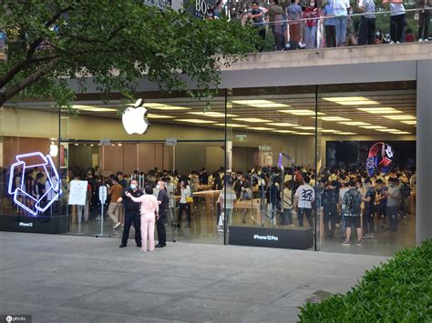 苹果iPhone12开售第二天 深圳实体店人山人海非常火爆