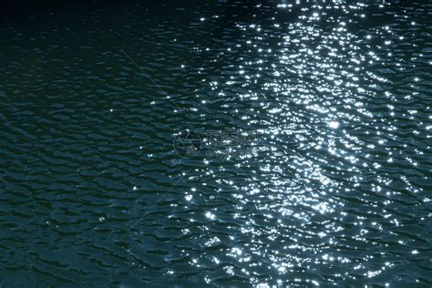 波光粼粼的水面高清图片下载-正版图片500756067-摄图网