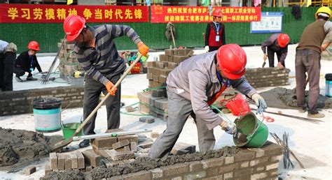 铺石头工人在建造城市街道时高清图片下载-正版图片505956777-摄图网