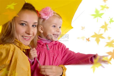 保护伞下的母亲和女儿高清图片下载-正版图片321469298-摄图网