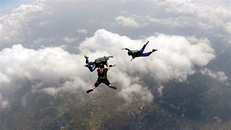 空中婚礼！跳伞冠军夫妇从1500米高空跳下 在空中接吻_凤凰网视频_凤凰网