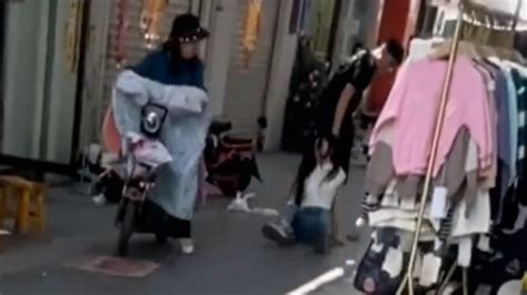 男子当街薅女友头发并拖行殴打 警方通报_凤凰网