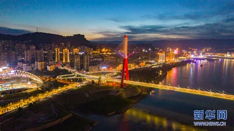 重庆万州：长虹卧波 滨江大桥点亮城市夜色