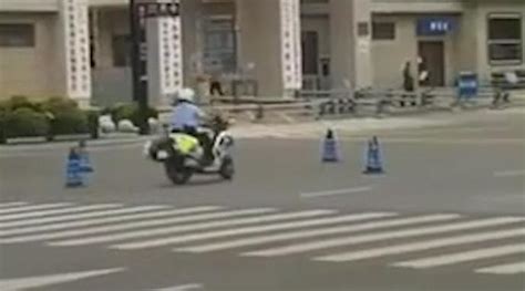 #西安交警通报骑警路边原地绕桩#：对其不... 来自澎湃新闻 - 微博