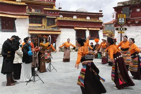 四川理塘：藏族青年直播推介家乡风土人情-人民图片网