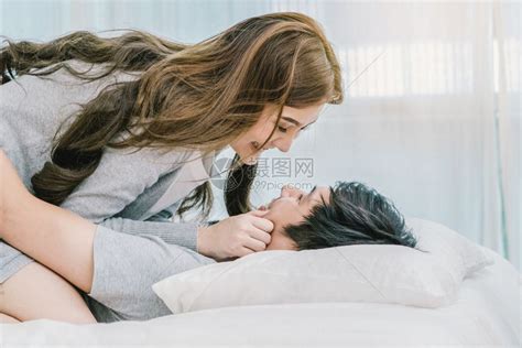 已婚假期年轻的在现代家庭情侣和生活方式概念的卧室里亲吻和抱着床在上高清图片下载-正版图片307859581-摄图网