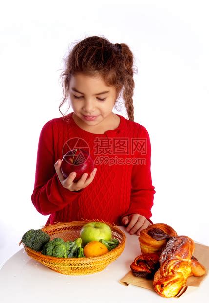 小女孩选择吃什么健康食品或包子高清图片下载-正版图片304577717-摄图网