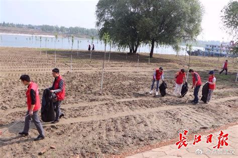 50名志愿者“清洁汉江一小时”，江滩变得更干净|汉江|江滩|蔡甸_新浪新闻