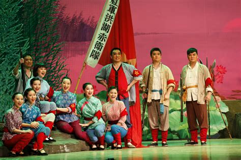 一曲洪湖水演绎几代情，完整版民族歌剧《洪湖赤卫队》五一首登沪上舞台