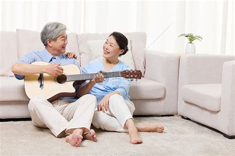 退休居家恩爱的老年夫妻一起唱歌高清图片下载-正版图片501771826-摄图网