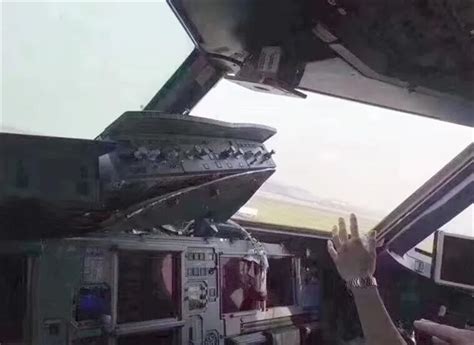 高空中驾驶舱风挡玻璃破裂 川航机组专业应对安全备降|机组|备降|风挡_新浪新闻