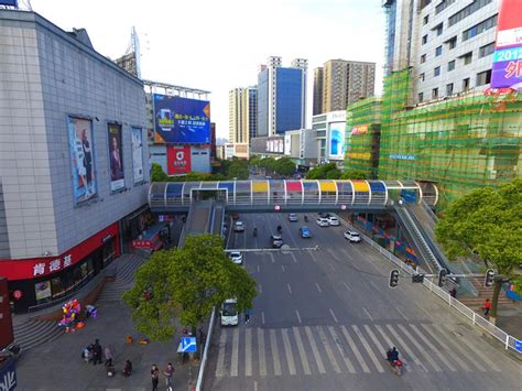 2024...城，由于位于岳阳市步行街，靠近岳阳楼景区，是岳阳最繁华的地区之一，所以这边的人流量还是特别大的_人和春天购物广场-评论-去哪儿攻略