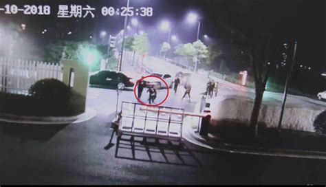 宜昌一男子与女友吵架心情不好当街掌掴少年，被拘留12天_凤凰网视频_凤凰网