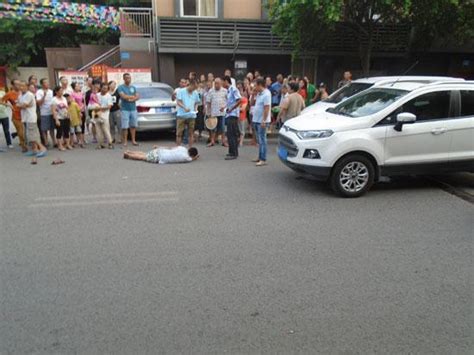 男子横穿马路被撞伤 不到30米距离就有人行道_大渝网_腾讯网