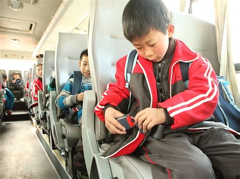 快乐可爱的孩子坐公共汽车上学素材图片免费下载-千库网